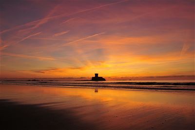 Dünenstrand St. Ouen mit Rocco Tower
